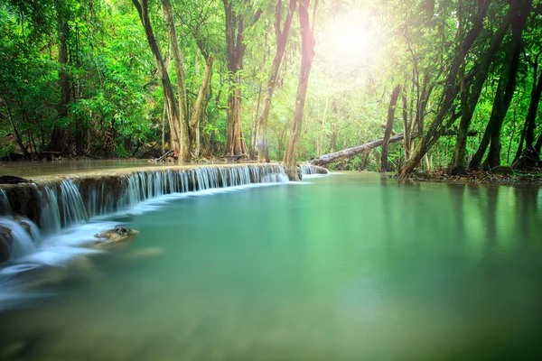 Bela paisagem de hauy mae kamin água cai em puro e de — Fotografia de Stock