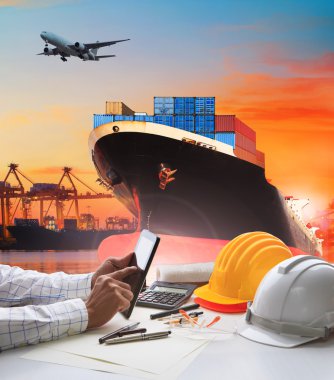 nakliye, lojistik freigh kargo taşıma çalışma adamın elini