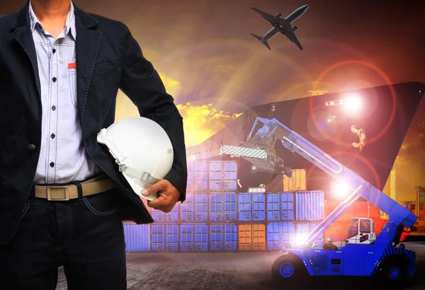 Arbetar man i frakt port, frakt gods, logistisk och importera, — Stockfoto