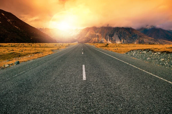 Bela paisagem de terra de asfalto perspectiva rodovias para pôr do sol — Fotografia de Stock