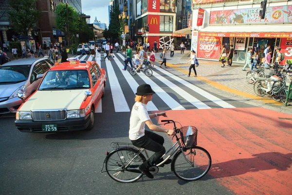 Tokyo japan-september 11: japaner spazieren auf der städtischen straße in — Stockfoto