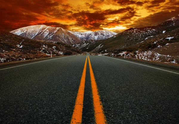 Güzel güneş gökyüzü ile asfalt karayolları yol sno karşı yükselen — Stok fotoğraf
