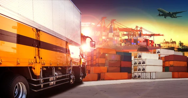 Container vrachtwagen in verzending poort, container dok en vracht auto — Stockfoto