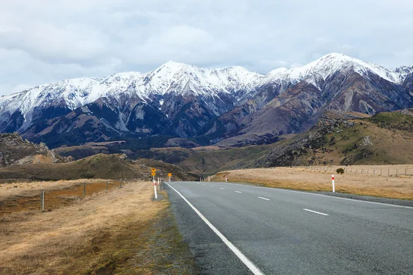 Bela vista panorâmica da montanha e formas de asfalto em Arthur Pass n — Fotografia de Stock
