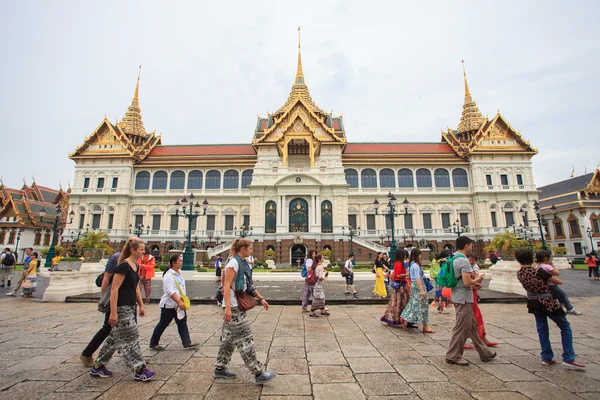 BANGKOK THAILANDIA OTTOBRE Passeggiata di 3 turisti davanti a Cha — Foto Stock