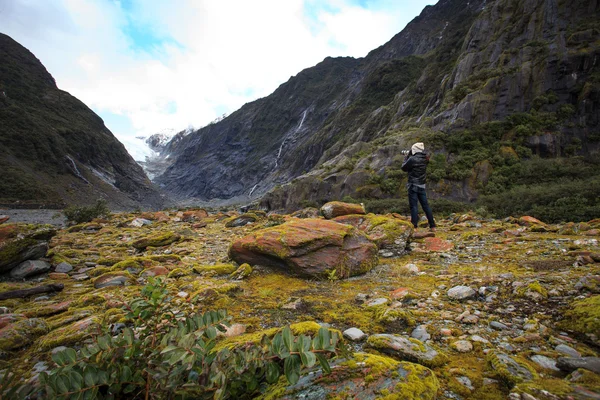 Fotograaf een foto nemen in franz josef gletsjer trail impo — Stockfoto