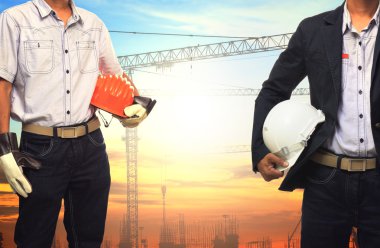 iki adam beyaz güvenlik kask vinç karşı çalışan mühendis