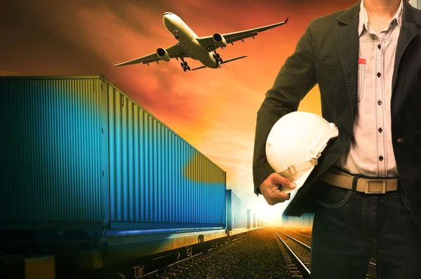Industrie trains de conteneurs circulant sur les chemins de fer piste avion cargo — Photo