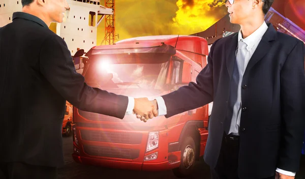 Dos hombres de negocios estrechar la mano con éxito empresa conjunta busin —  Fotos de Stock