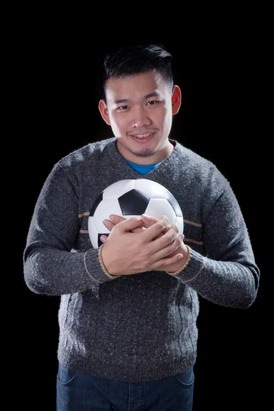 Futbol topu izole siyah backgr tutan futbol aşığı yüzü — Stok fotoğraf
