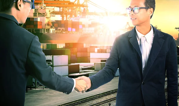 Hombre de negocios con éxito estrechan la mano con empresa conjunta —  Fotos de Stock