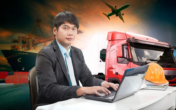 Werkende man in alle in één import export transport logistiek — Stockfoto