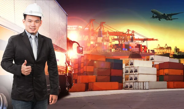 Uomo d'affari e nave commerciale con container in uso in porto per i — Foto Stock