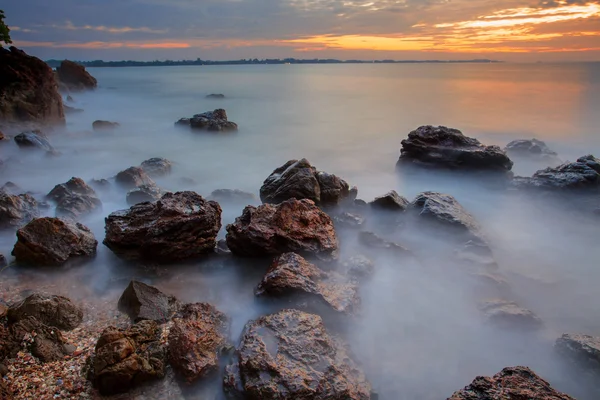 Zon stijgen van de ochtend hemel zee scape — Stockfoto