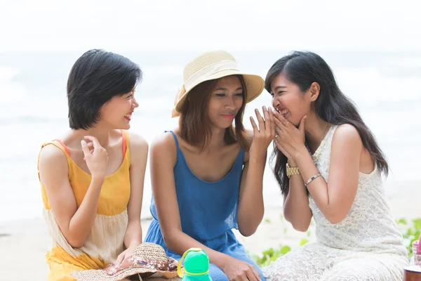 Portret van jonge Aziatische vrouw met geluk emotie dragen bea — Stockfoto