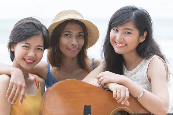 Zblízka do tváře tří styl thajská asijské ženy přítele s štěstí a nemoc — Stock fotografie