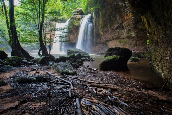 Haew suwat Wasserfälle im Khao yai Nationalpark im Nordosten des Landes — Stockfoto