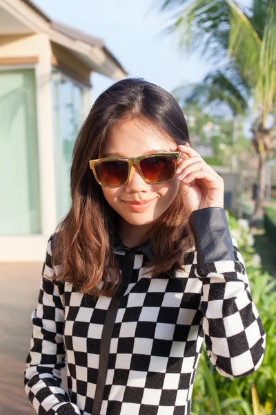 Portrét krásné mládě módní ženy nosí sluneční brýle ag — Stock fotografie