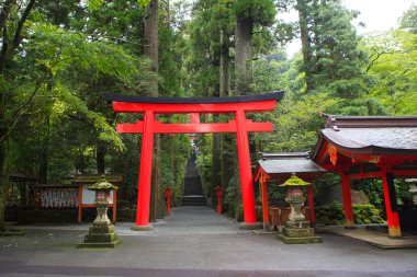 Hakone tapınak (tapınak) Japon Shinto tapınak giriş yanında bir
