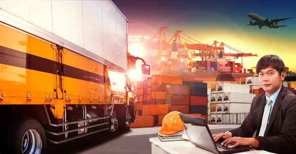 Homem de trabalho e caminhão recipiente no porto de transporte, doca de contêineres — Fotografia de Stock