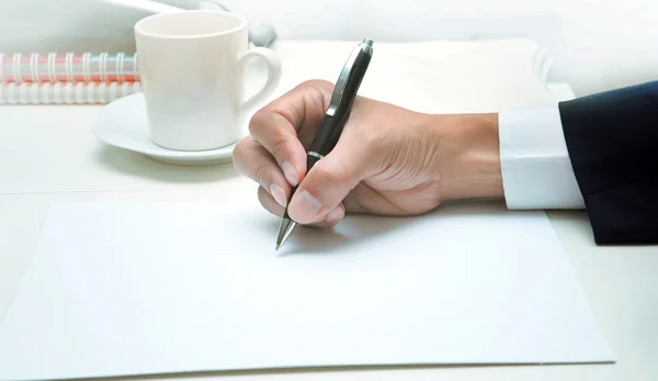 Mano del hombre de negocios escribiendo por la pluma en el papel blanco vacío, t superior — Foto de Stock