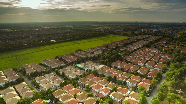 Vista aérea de buena área de hábitat del hogar ambiental en la falda — Foto de Stock