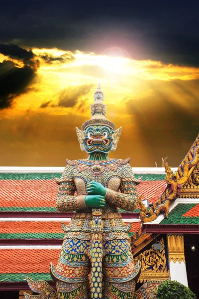 Estatua gigante en el gran palacio Bangkok Tailandia —  Fotos de Stock