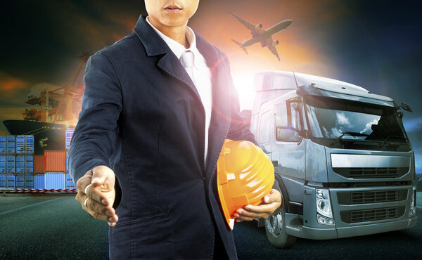 Профессиональный человек и контейнер грузовик, судно в порту и грузовых ок
