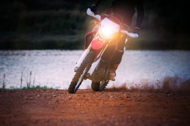 toprak sahada hareket enduro motosiklet motorcu slayt