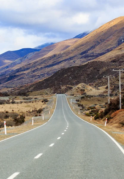 Beau paysage d'autoroutes de montagne dans l'île du sud de la Nouvelle-Zélande — Photo