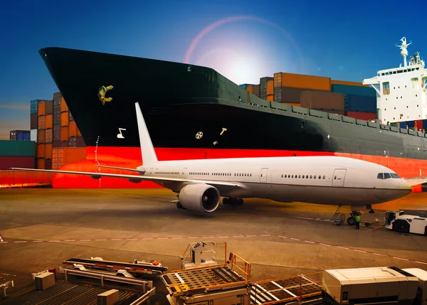 Frete aéreo, carga avião que carrega mercadorias comerciais no aeroporto contai — Fotografia de Stock