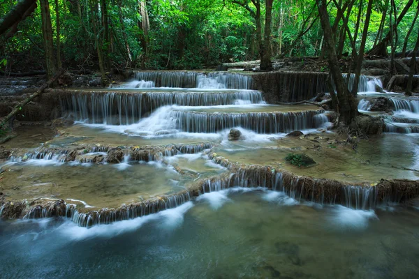 Hermoso hauy mae kamin agua cae en profundo bosque kanchanaburi —  Fotos de Stock