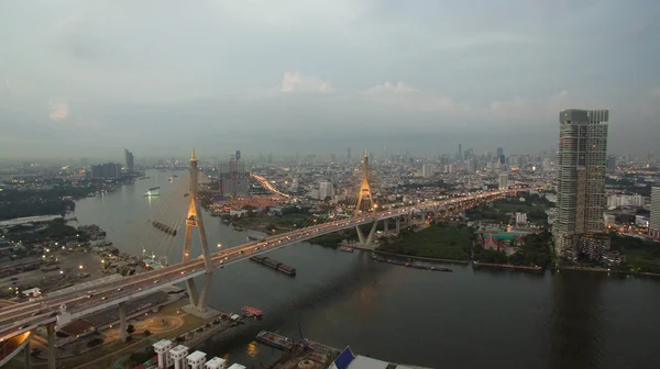 Vista aérea de bhumibol 2 ponte importante marco moderno sobre — Fotografia de Stock