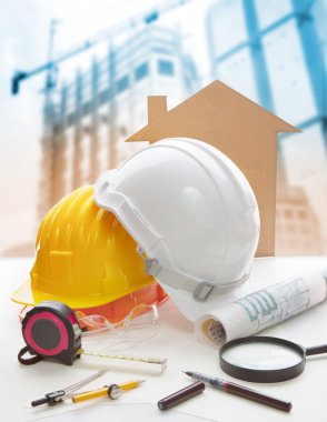 Güvenlik kask mavi baskı planı ve İnşaat ekipmanları kemer üzerinde