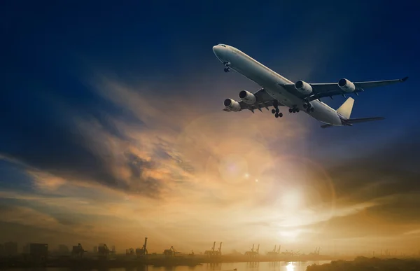 Avião de passageiros voando em belo céu crepúsculo — Fotografia de Stock