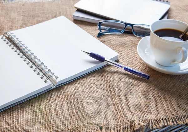 Papel vazio, caneta e café na parte superior da mesa do pátio — Fotografia de Stock