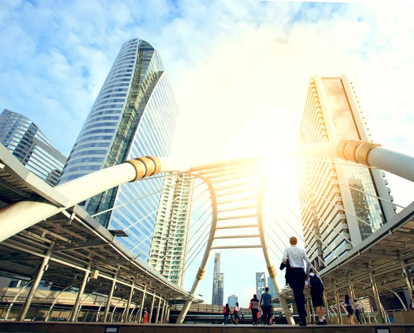 Working people at bridge link between mrt and bts mass transport — Stock Photo, Image