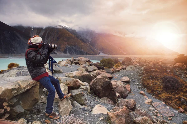 Fotograf macht ein Foto im aoraki-mt.cook Nationalpark wichtiges Ziel in Südinsel Neuseeland — Stockfoto