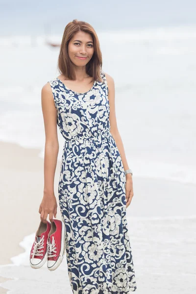 立っている長いドレスを着て笑顔を持つ若いアジア女性 — ストック写真