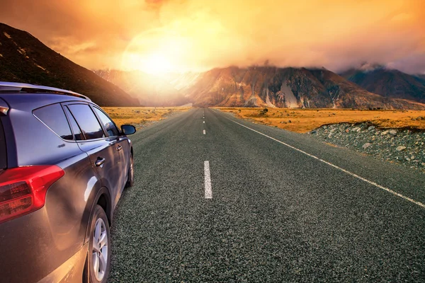 Hermoso paisaje de tierra de asfalto autopistas perspectiva a la puesta del sol — Foto de Stock