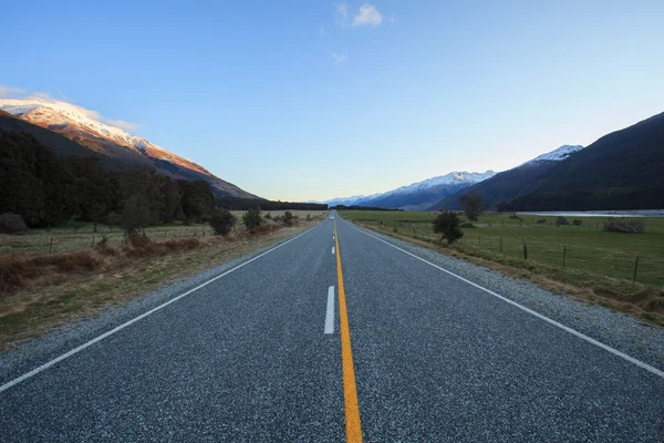 Beautiful scenic of asphalt highways of mount aspiring national — Stock Photo, Image
