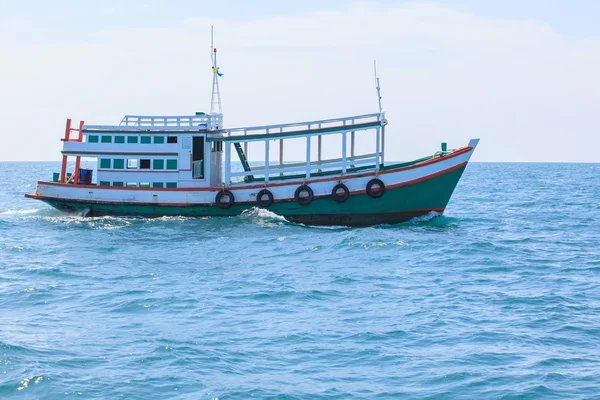 Pasajero barco de madera en el negocio turístico en tailandiay flotante o — Foto de Stock