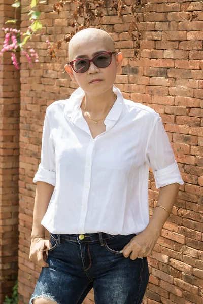 Retrato de la autoconfianza mujer sin pelo de pie al aire libre —  Fotos de Stock