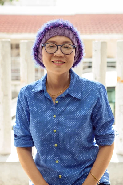 Retrato felicidad cara de asiático mujer usando tejer capucha también —  Fotos de Stock