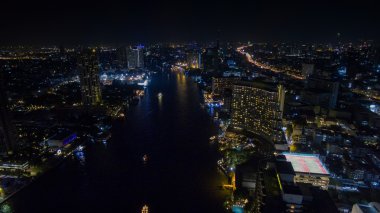 bangkok Tayland kalbinde chaopraya Nehri'nin gece çekimi 