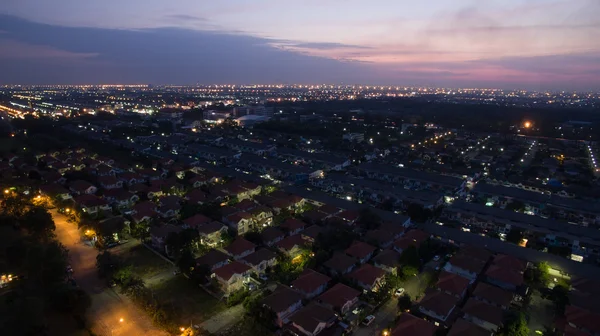 Vista aérea al atardecer de la aldea natal en Bangkok tailandia uso para — Foto de Stock