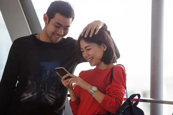 Parejas de más joven asiático hombre y mujer relajarse con feliz cara —  Fotos de Stock