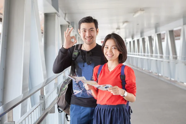Mais jovem asiático viajando homem e mulher de pé com toothy smili — Fotografia de Stock