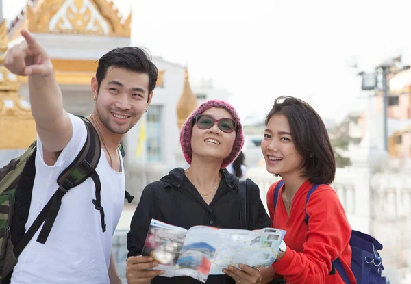 Viajero hombre mujer y sénior turista celebración guía de viaje libro Imagen De Stock