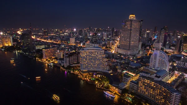 Aerial night scene of bangkok sky scraper beside chaopraya river — Stock Photo, Image